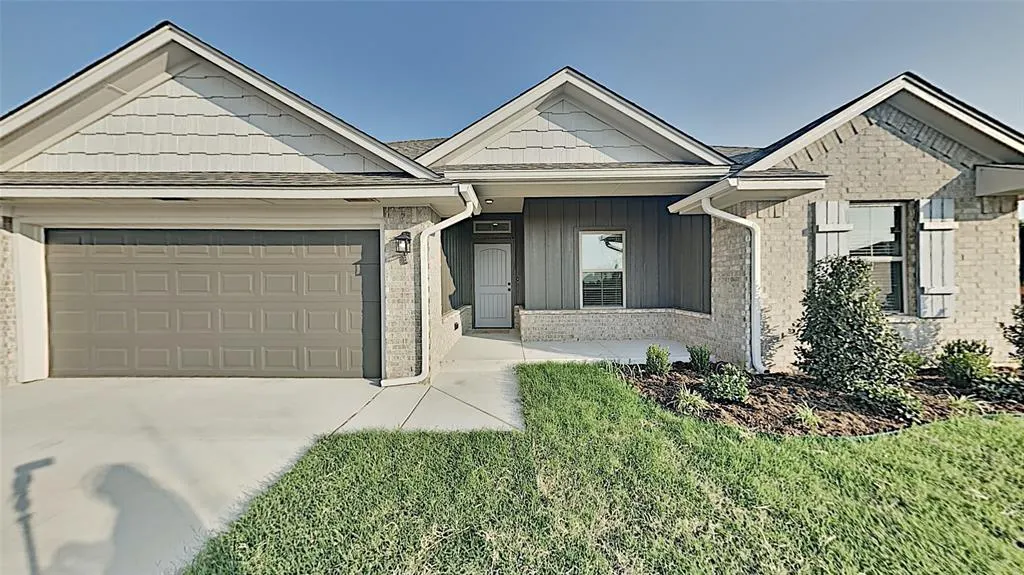 Photo 2 — 5521 Cheyenne Road, Warr Acres, OK 73132