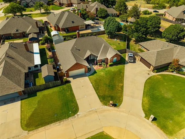 Photo 3 — 11221 Kingsgate Drive, Oklahoma City, OK 73170