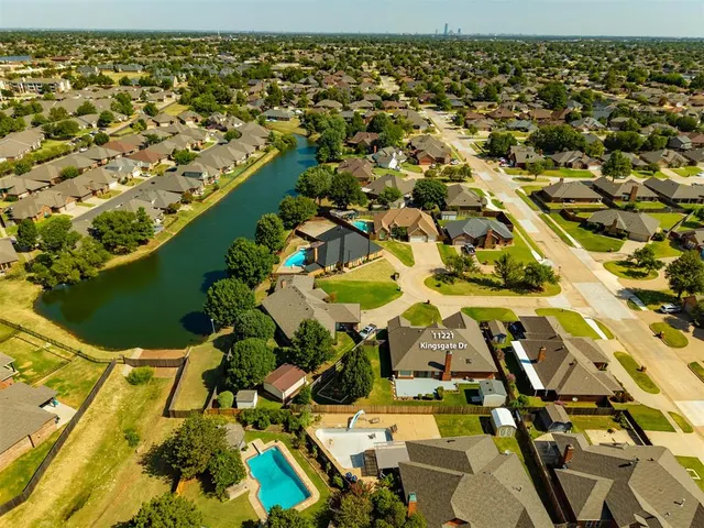 Photo 6 — 11221 Kingsgate Drive, Oklahoma City, OK 73170