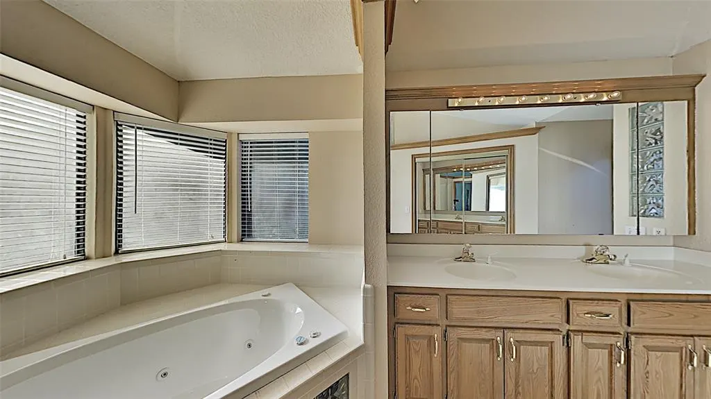 Photo 12 — 10001 Kay Ridge, Yukon, OK 73099