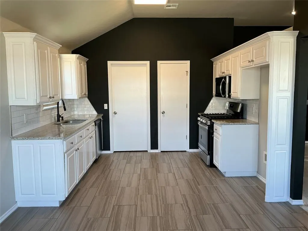 Photo 5 — 16000 Vicki Drive, Oklahoma City, OK 73170