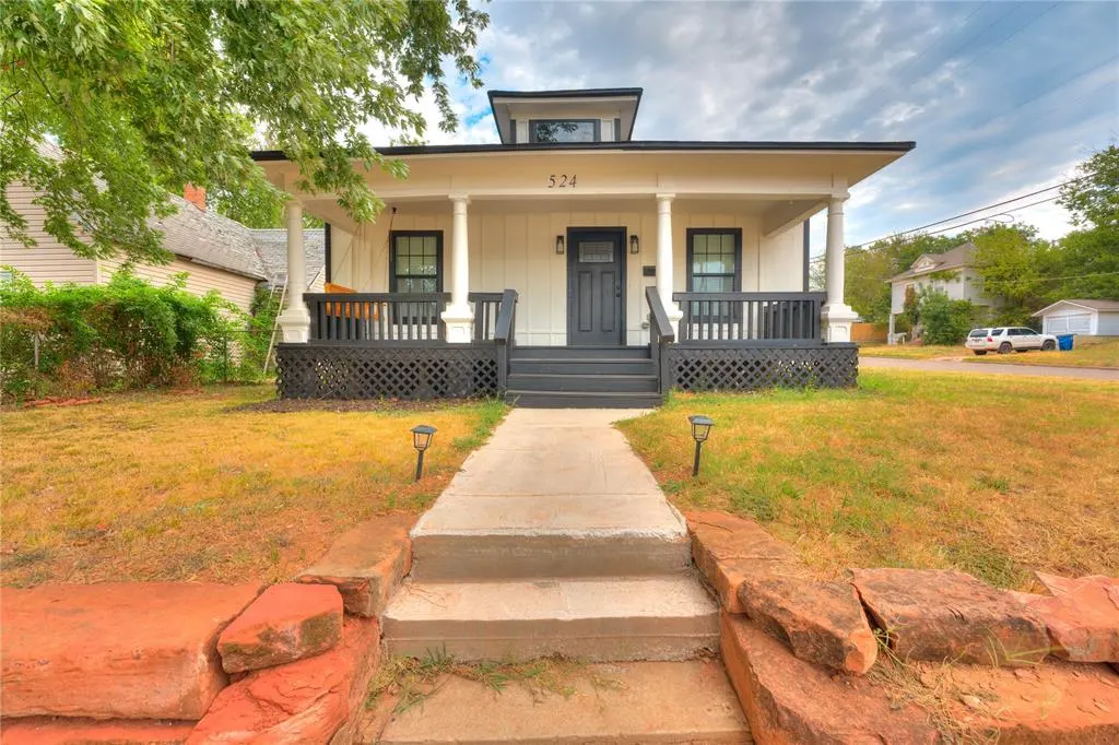 Front exterior — 524 E Harrison Avenue, Guthrie, OK 73044