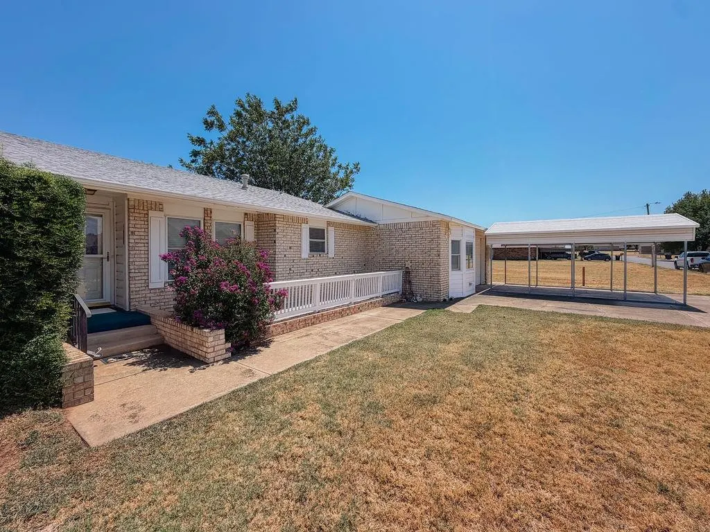Front exterior — 705 N Stanley Street, Hinton, OK 73047