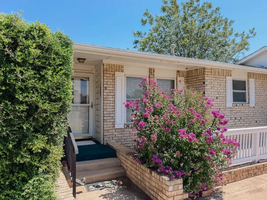 Photo 2 — 705 N Stanley Street, Hinton, OK 73047