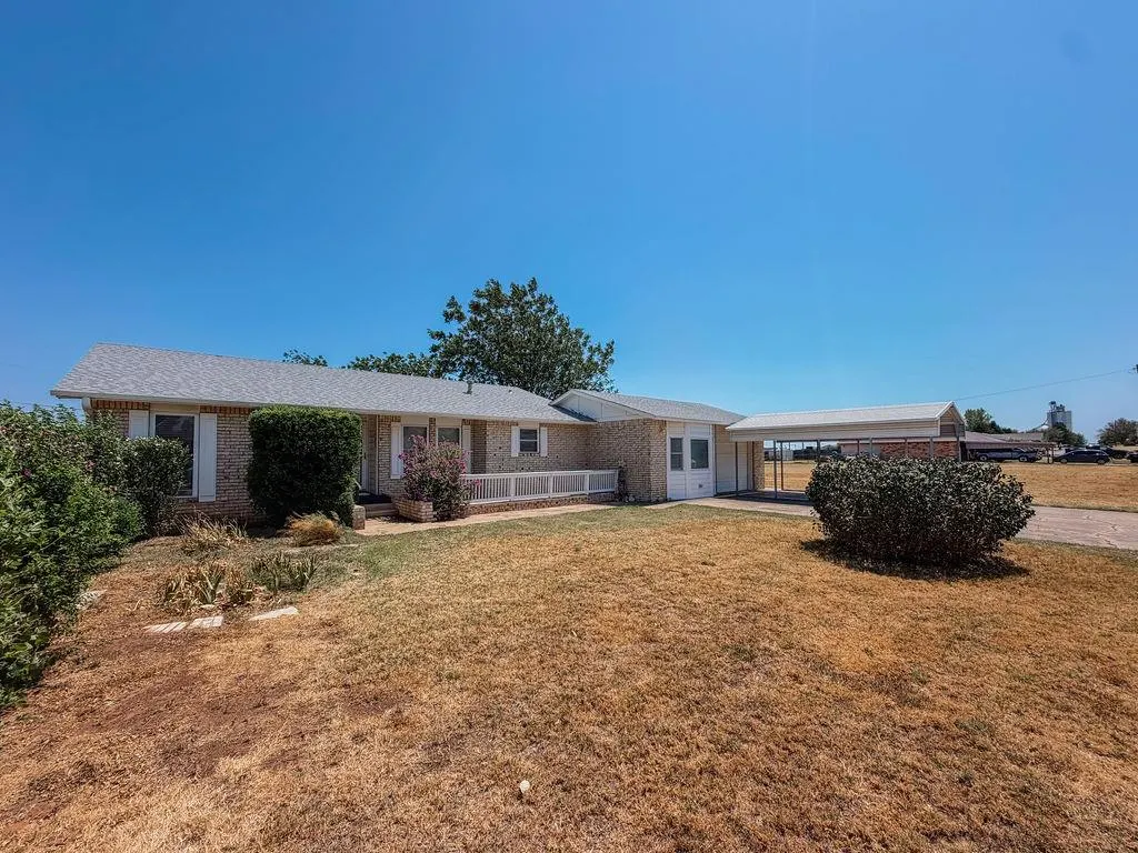 Photo 3 — 705 N Stanley Street, Hinton, OK 73047