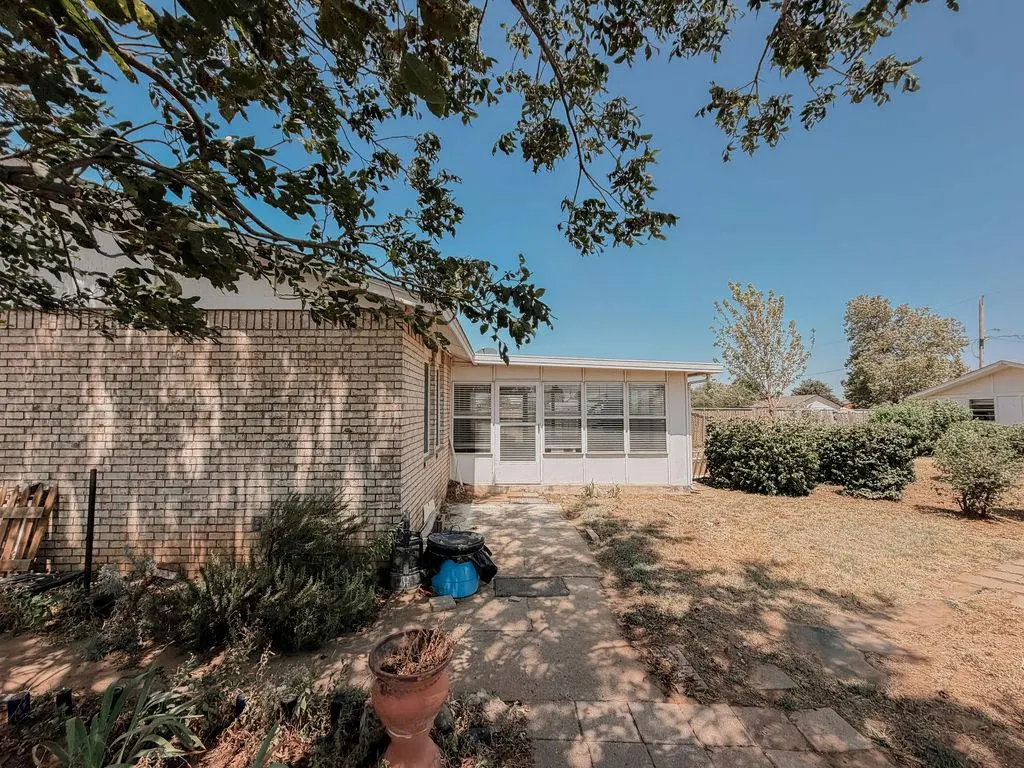Photo 31 — 705 N Stanley Street, Hinton, OK 73047