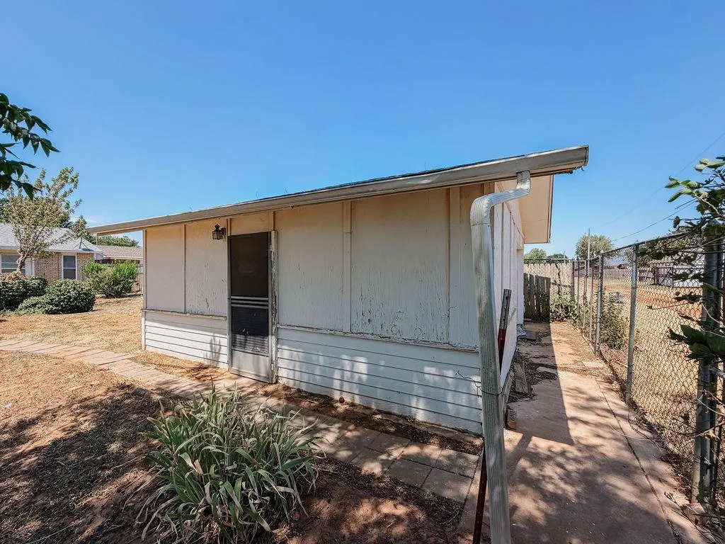 Photo 35 — 705 N Stanley Street, Hinton, OK 73047