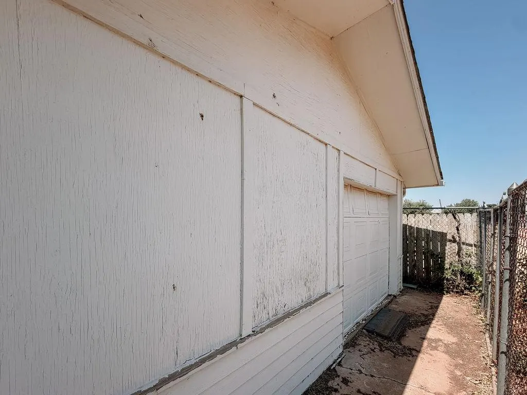 Photo 37 — 705 N Stanley Street, Hinton, OK 73047