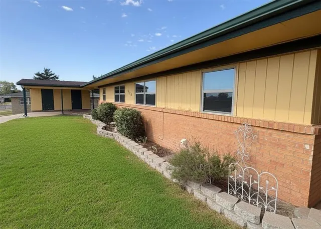 Photo 2 — 305 Iroquois Trail, Burns Flat, OK 73647