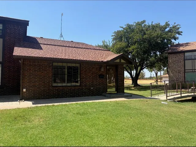 Photo 2 — 1315 Canterbury Boulevard, Altus, OK 73521