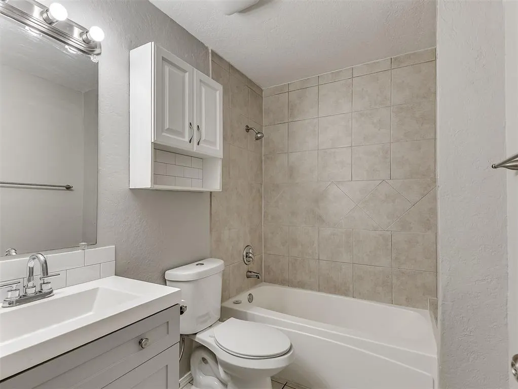 Photo 21 — 2101 NE 11th Street, Moore, OK 73160