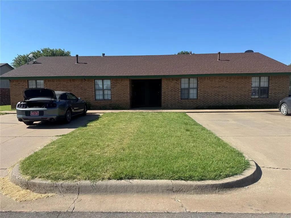 Front exterior — 2022 Berry Street, Weatherford, OK 73096