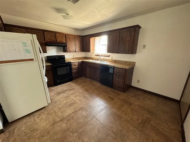 Photo 3 — 2022 Berry Street, Weatherford, OK 73096