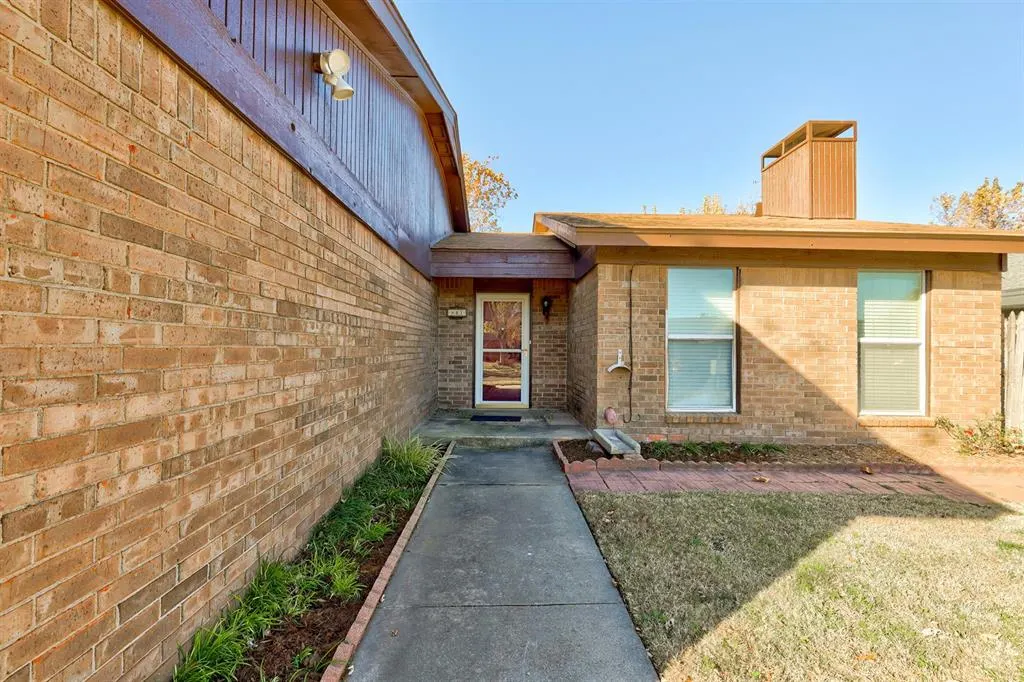 Photo 2 — 841 N Robinson Avenue, Oklahoma City, OK 73170