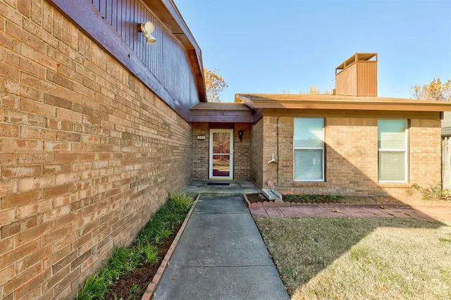 Photo 2 — 841 N Robinson Avenue, Oklahoma City, OK 73170
