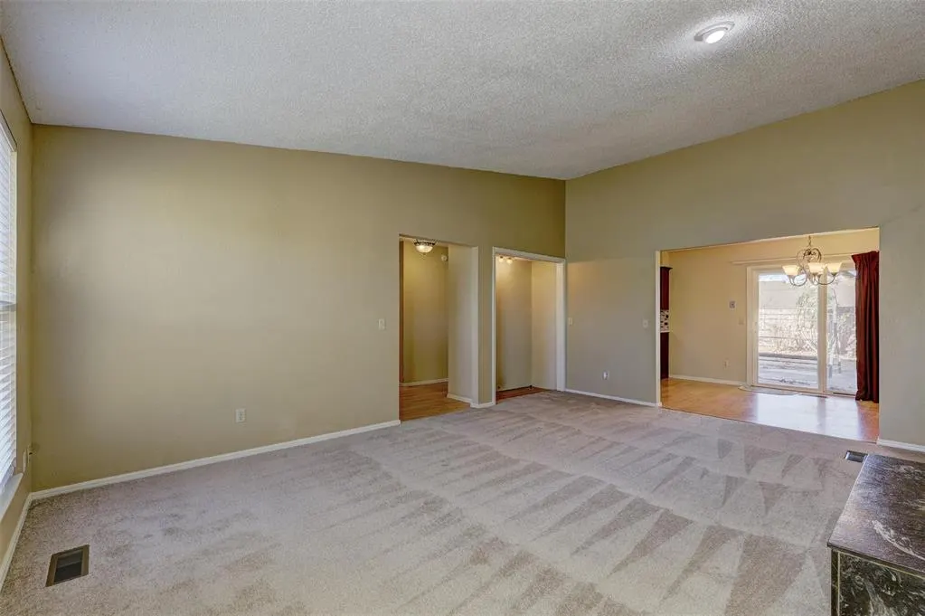Photo 5 — 841 N Robinson Avenue, Oklahoma City, OK 73170
