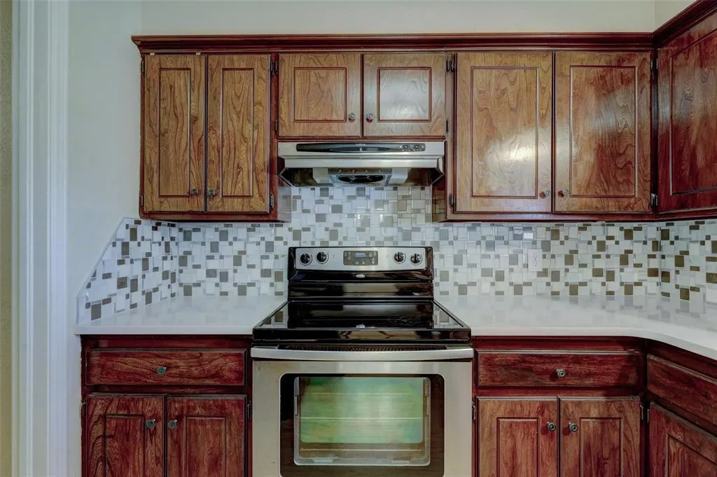 Photo 9 — 841 N Robinson Avenue, Oklahoma City, OK 73170