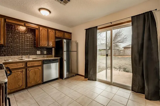 Photo 4 — 722 W Perry Drive, Mustang, OK 73064