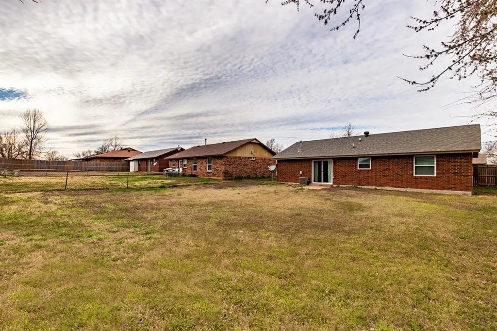 Photo 9 — 722 W Perry Drive, Mustang, OK 73064