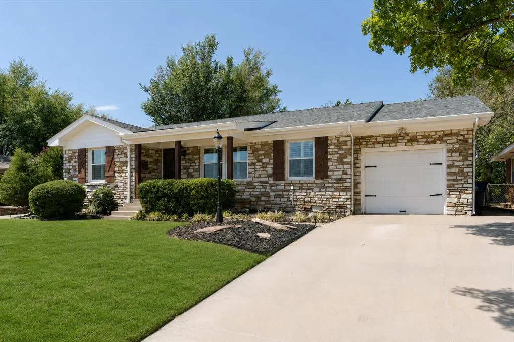 Photo 2 — 10013 Ridgeview Drive, Oklahoma City, OK 73120