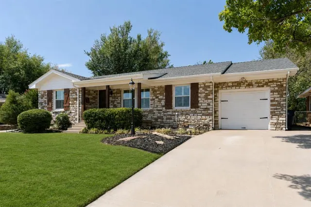 Photo 2 — 10013 Ridgeview Drive, Oklahoma City, OK 73120