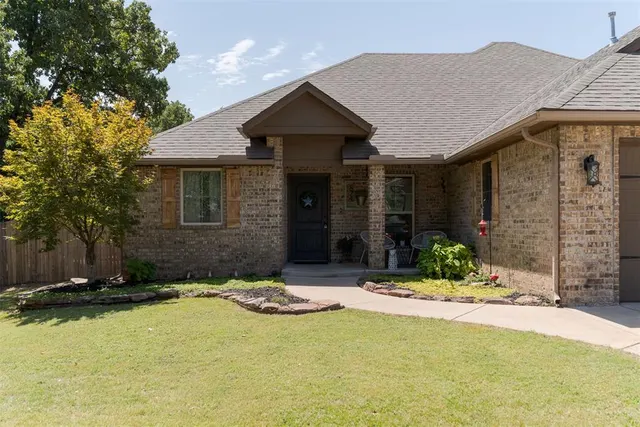 Photo 2 — 874 Cottonwood Court, Guthrie, OK 73044