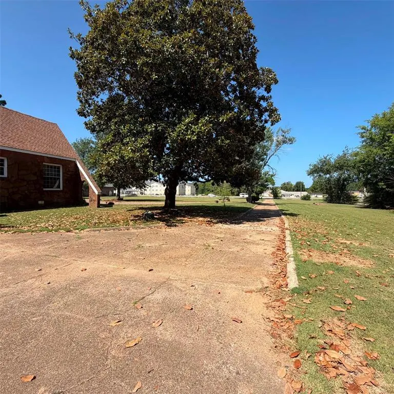 Photo 4 — 1505 S Park 1/2 Drive, Broken Bow, OK 74728