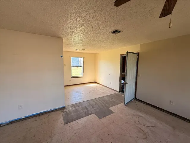 Photo 3 — 615 S Choctaw Avenue, Geary, OK 73040