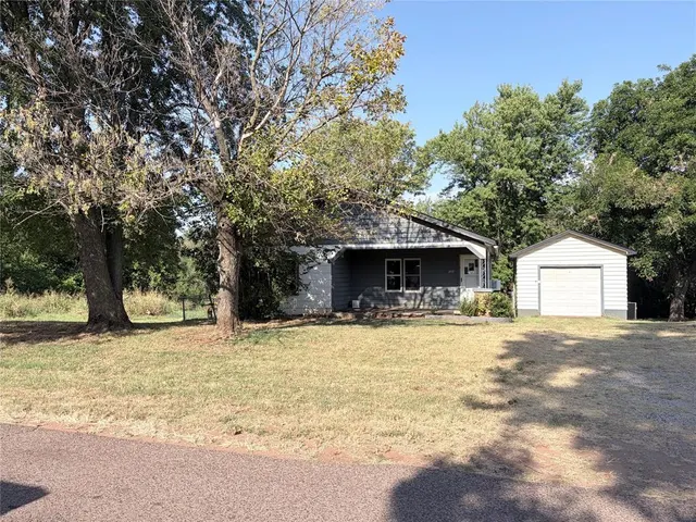 Photo 2 — 203 Dogwood Avenue, Wellston, OK 74881