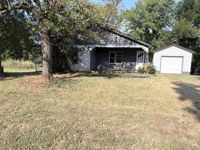 Photo 3 — 203 Dogwood Avenue, Wellston, OK 74881