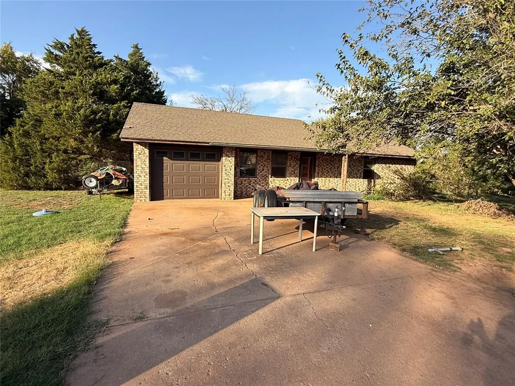 Front exterior — 504 Lisa Lane, Waukomis, OK 73773