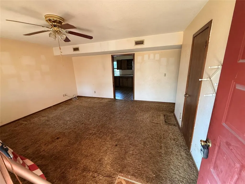 Photo 2 — 504 Lisa Lane, Waukomis, OK 73773