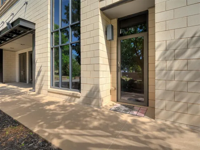Photo 2 — 301 NE 4th Street 3, Oklahoma City, OK 73104