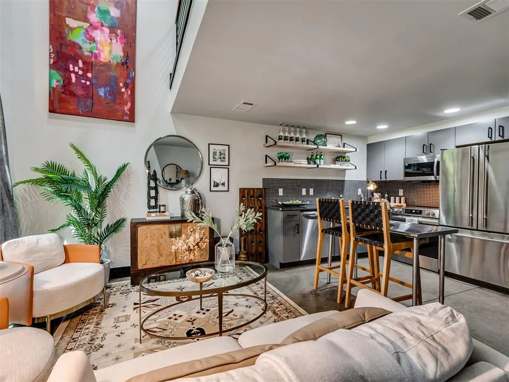 Photo 4 — 301 NE 4th Street 3, Oklahoma City, OK 73104