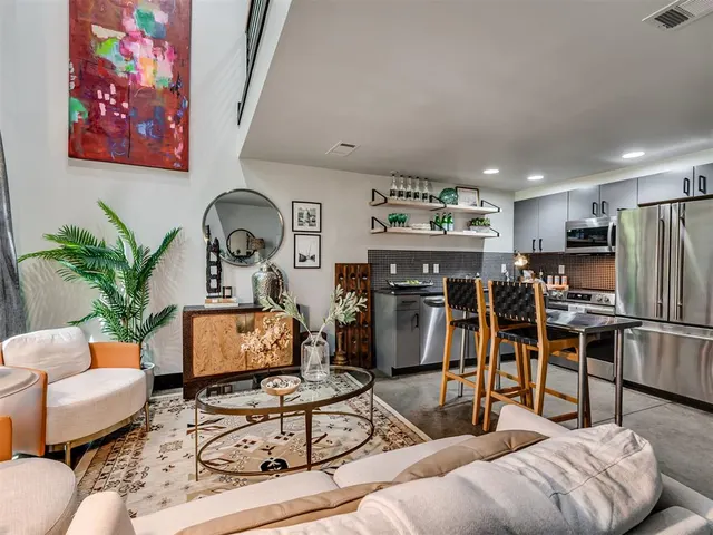 Photo 4 — 301 NE 4th Street 3, Oklahoma City, OK 73104