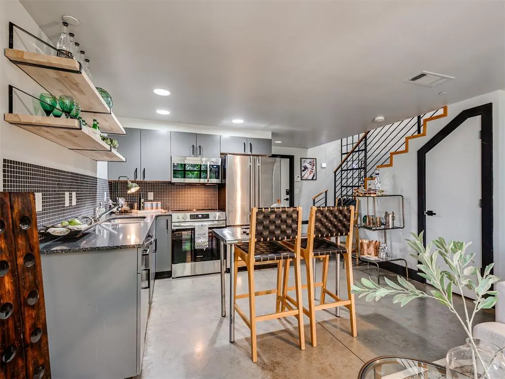 Photo 7 — 301 NE 4th Street 3, Oklahoma City, OK 73104