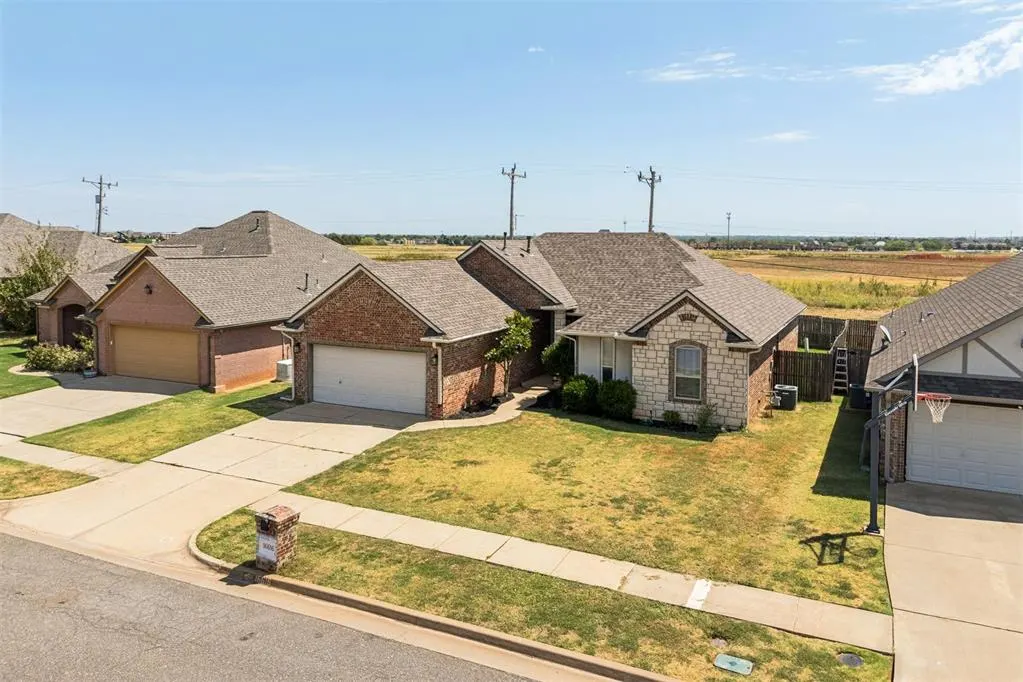 Photo 3 — 16616 Valderama Way, Edmond, OK 73012