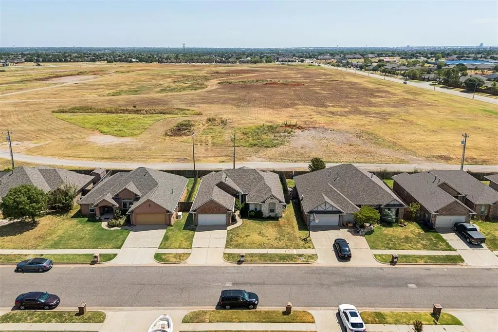 Photo 4 — 16616 Valderama Way, Edmond, OK 73012