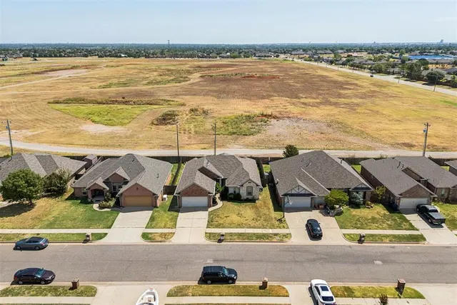 Photo 4 — 16616 Valderama Way, Edmond, OK 73012