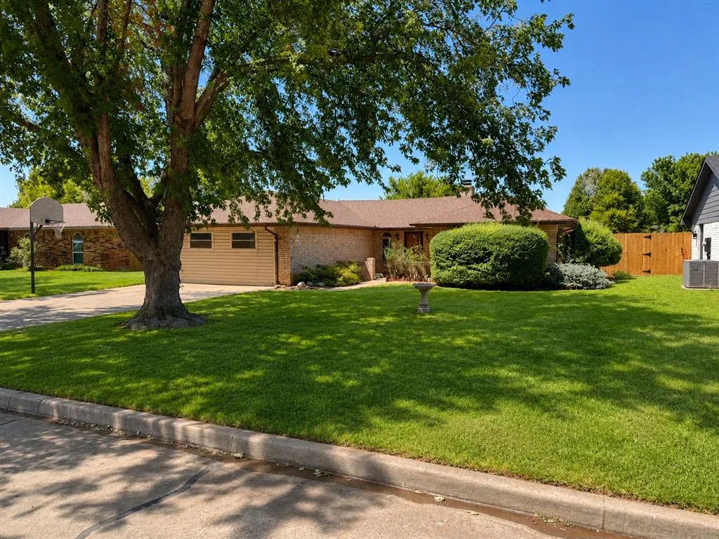 Photo 2 — 209 Cedar Avenue, Elk City, OK 73644