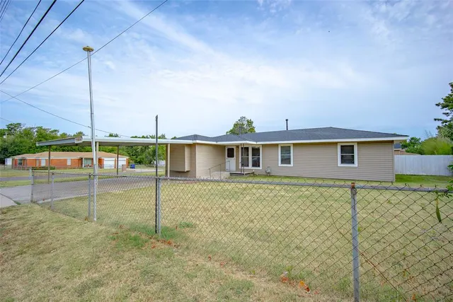 Photo 2 — 10501 Bellview Drive, Midwest City, OK 73130