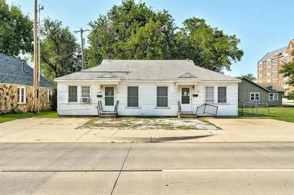 Front exterior — 204 E Lindsey Street 204, 206, Norman, OK 73069