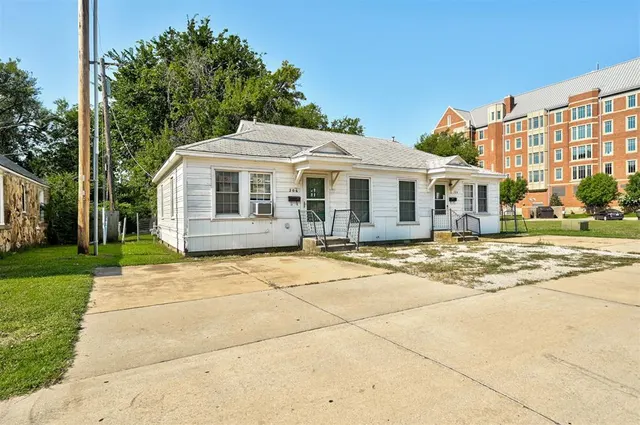 Photo 3 — 204 E Lindsey Street 204, 206, Norman, OK 73069