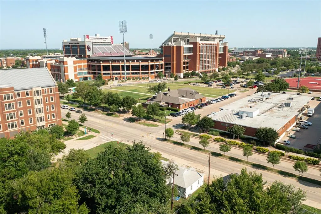 Photo 12 — 204 E Lindsey Street 204, 206, Norman, OK 73069