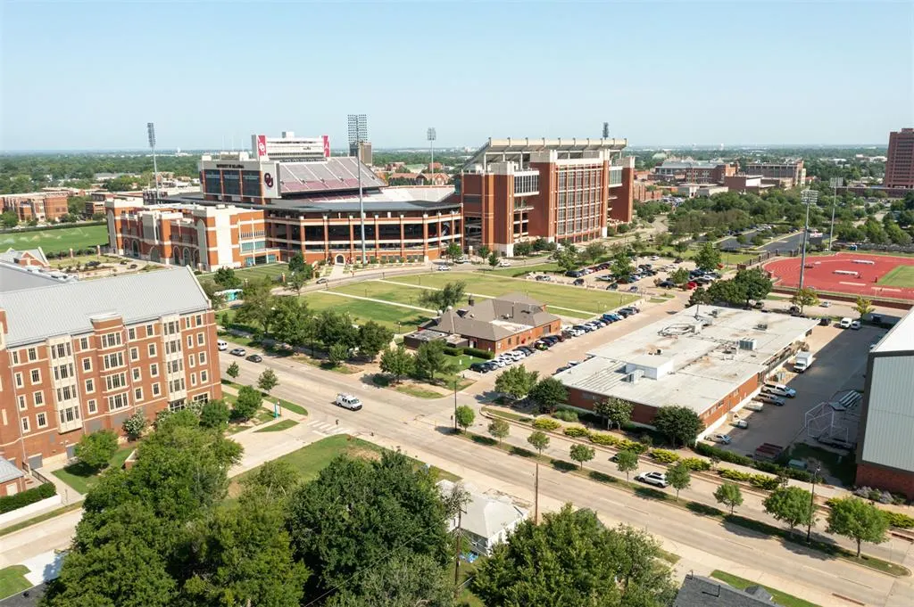 Photo 13 — 204 E Lindsey Street 204, 206, Norman, OK 73069