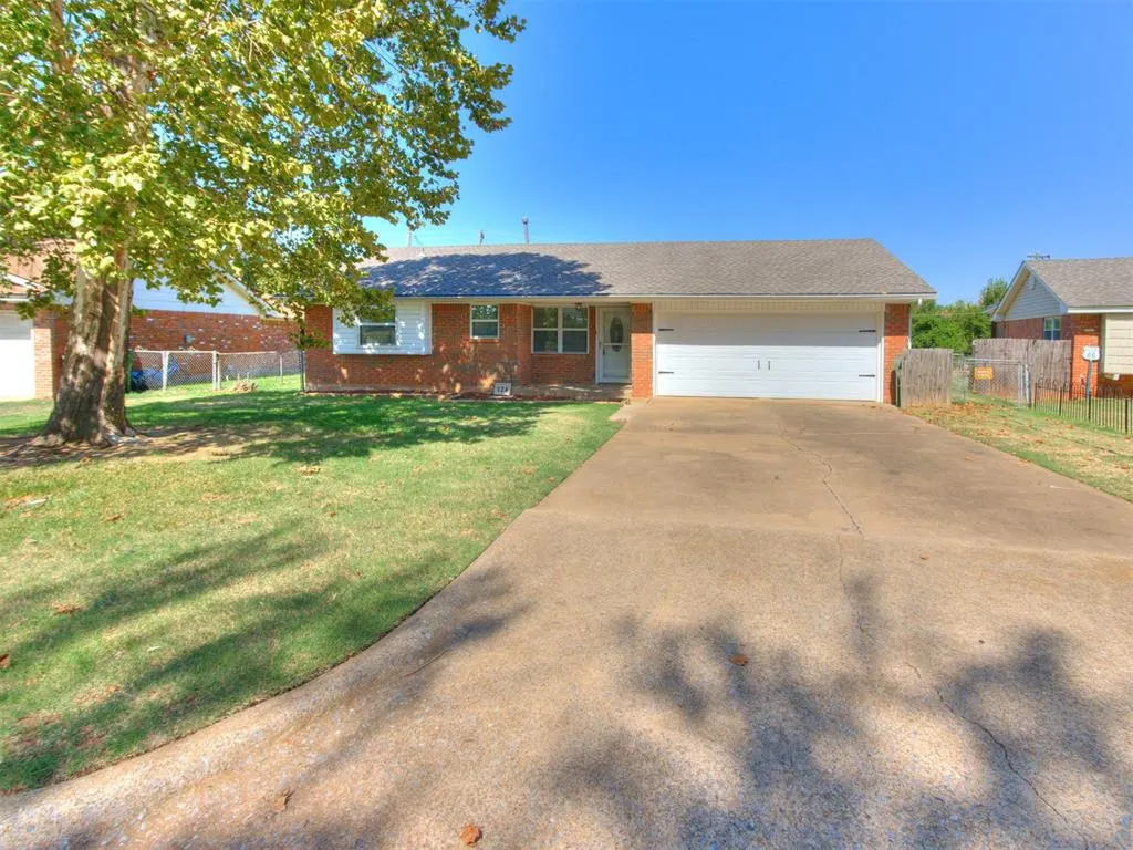 Front exterior — 124 N Ranchwood Boulevard, Yukon, OK 73099