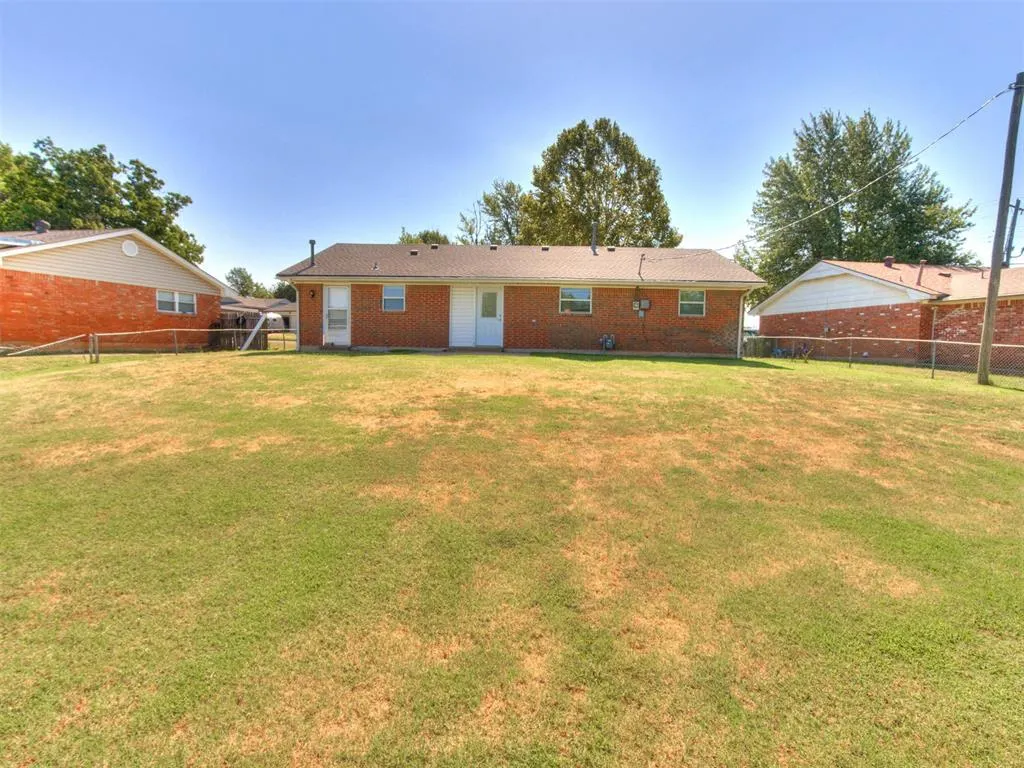 Photo 3 — 124 N Ranchwood Boulevard, Yukon, OK 73099