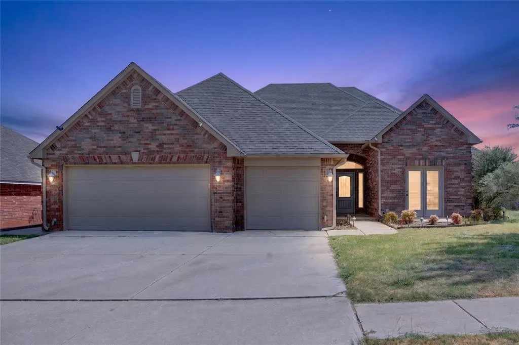 Front exterior — 3204 Valley Brook, Norman, OK 73071