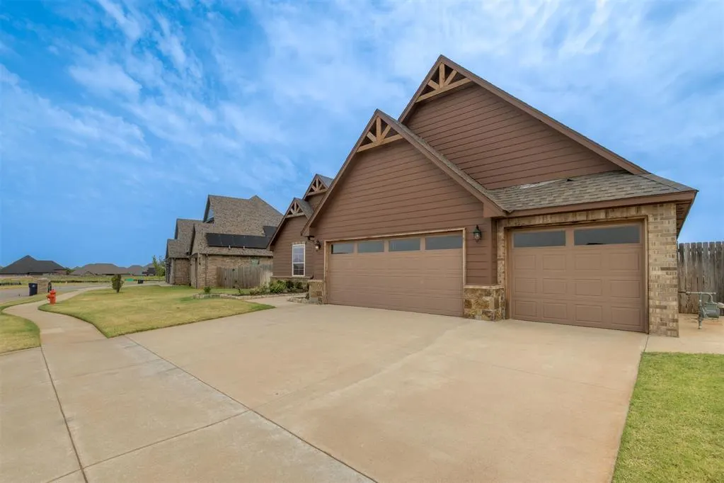 Photo 2 — 3904 Wedgewood Creek Drive, Oklahoma City, OK 73179