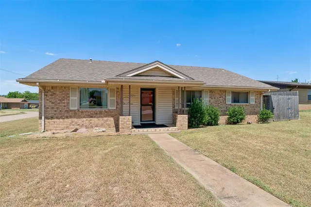 Photo 2 — 124 Ruskin Place, Chickasha, OK 73018